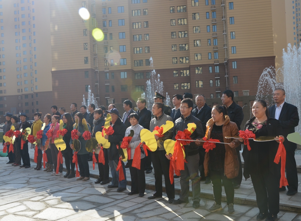 2013年10月25日，城發(fā)公司承建的呼市首個(gè)公租房小區(qū)——康居家園公租房交付使用。申請到公租房的百姓代表領(lǐng)了鑰匙。.JPG